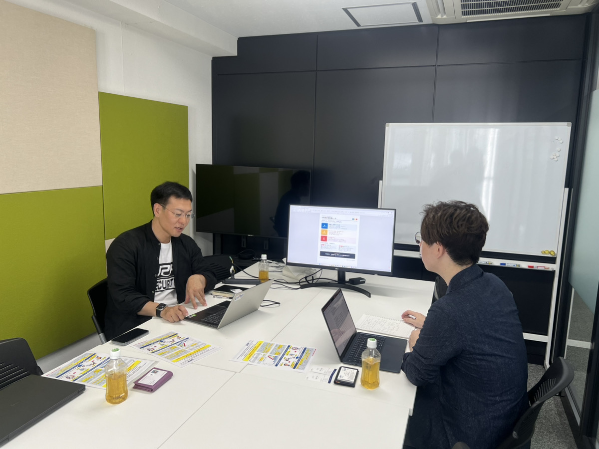 AI利用ルールの資料を示しながら説明する株式会社UPF代表取締役の仲手川啓氏