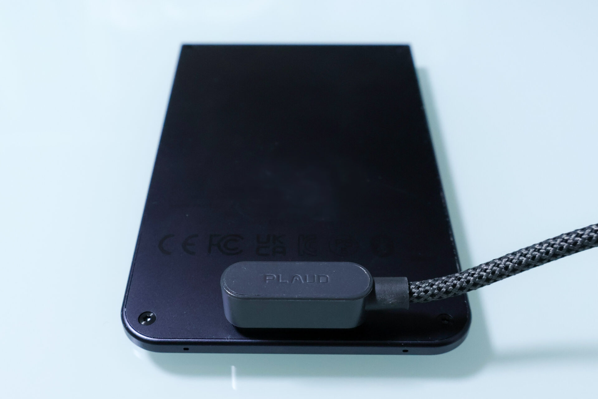 Plaud Note Pro本体に充電ケーブルを接続した状態