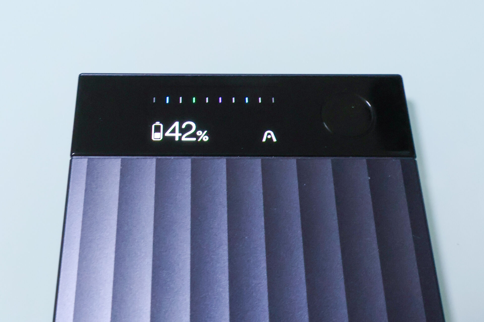 電源アダプターに接続し充電中の表示が出たPlaud Note Pro