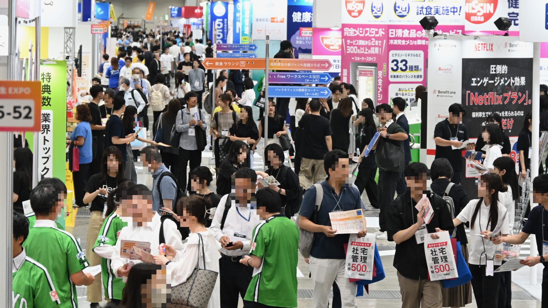 大勢の来場者が行き交う総務・人事・経理Weekの会場通路