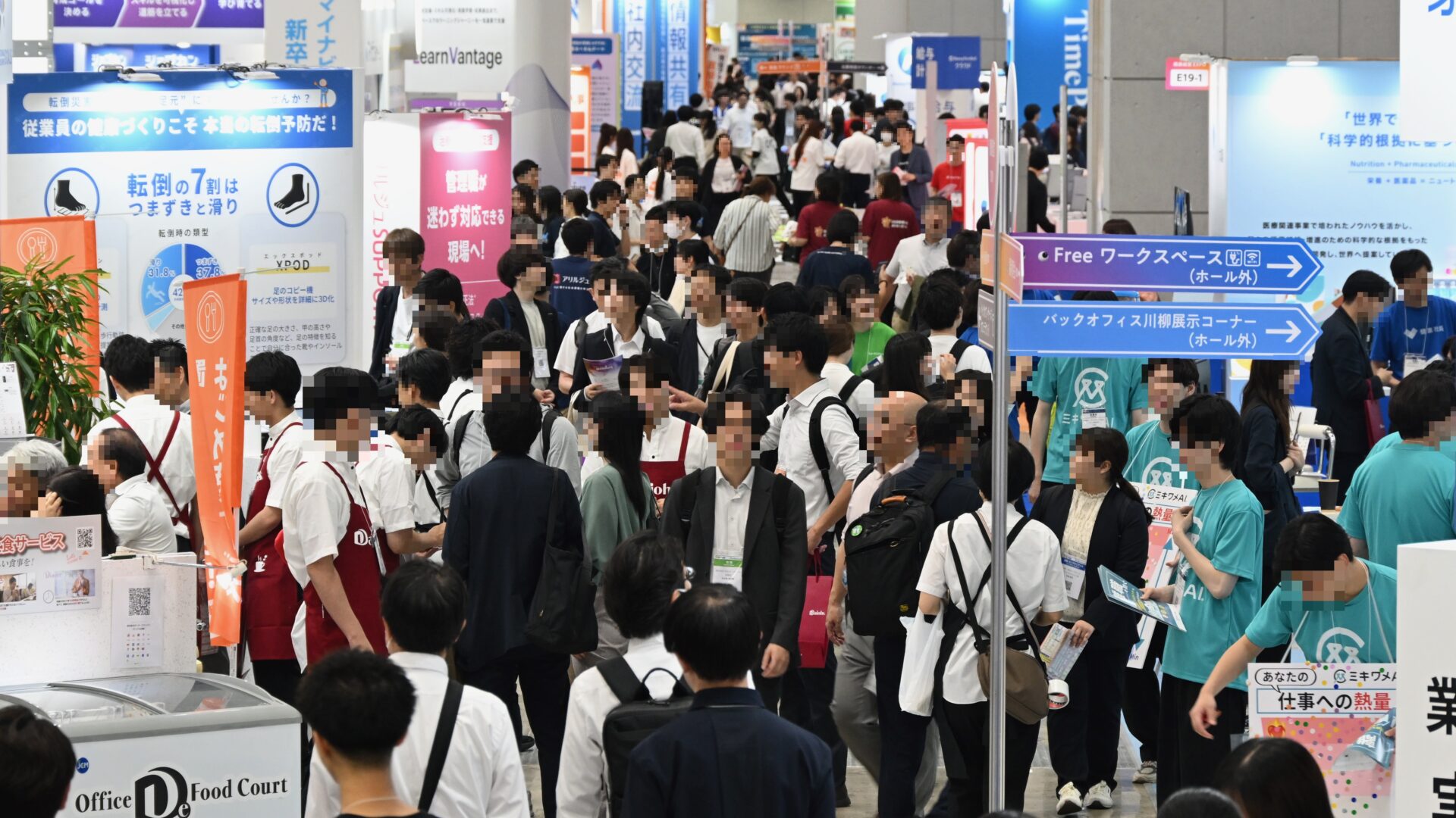 ブースの出展社と来場者が交流する会場の通路