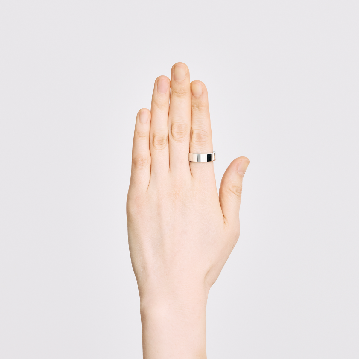 SOXAI RING 2を人差し指に着けた手の写真