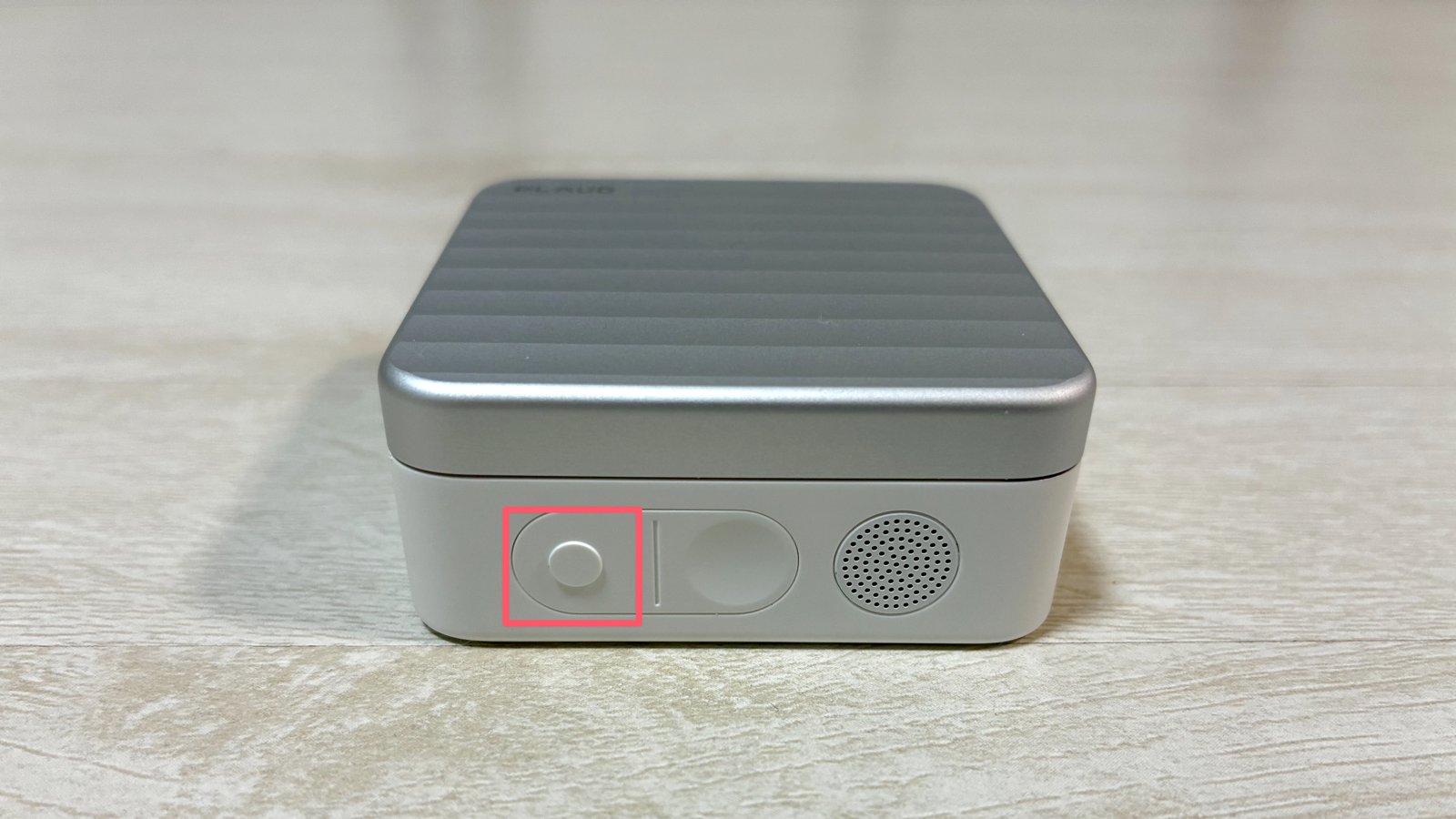 Plaud Oneの充電ケース側面にあるエージェントボタン