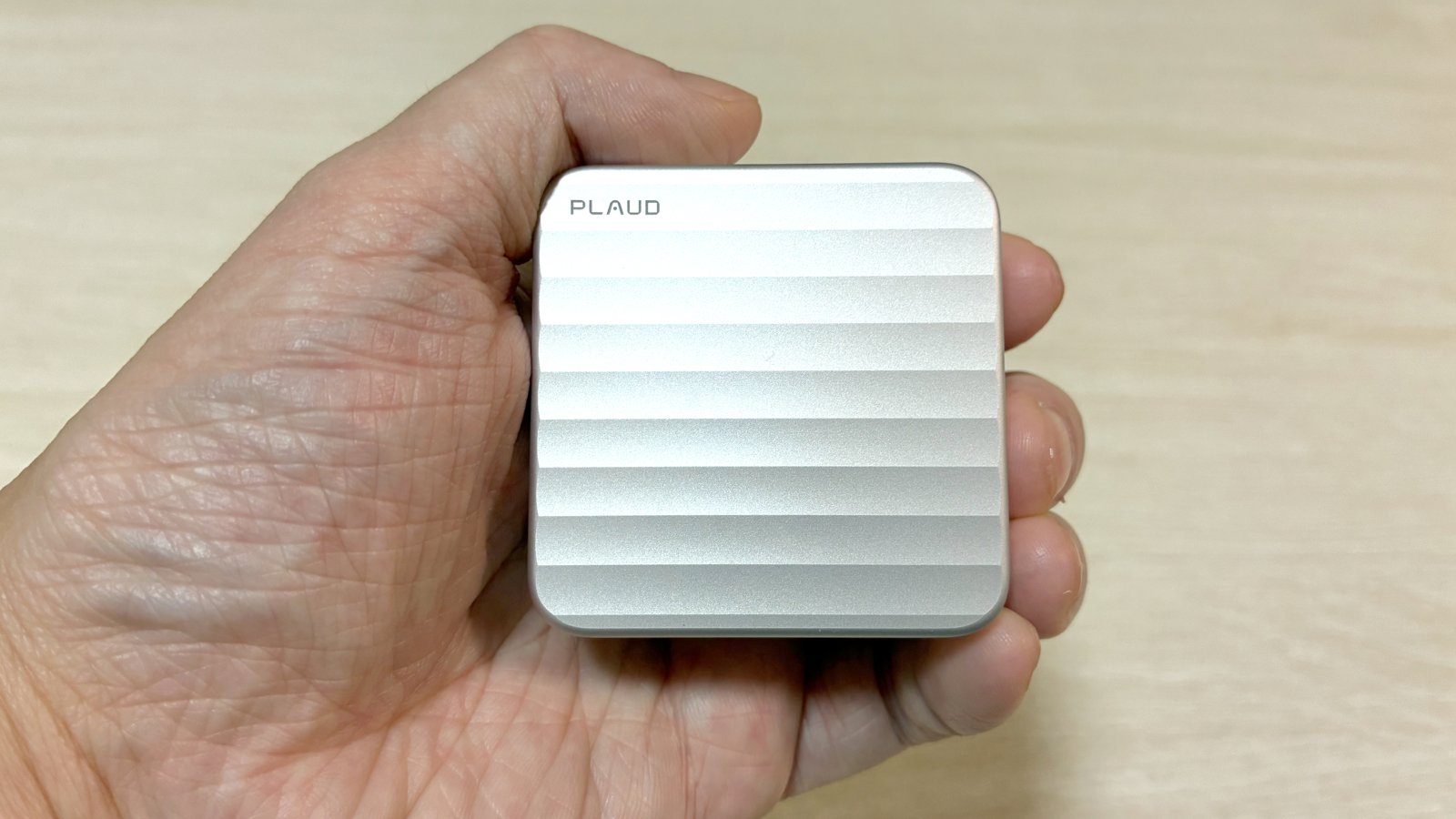 Plaud Oneの充電ケースを手に持ったサイズ感