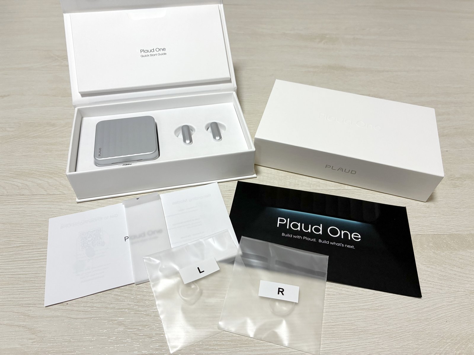 Plaud Oneの内容物（充電ケース・イヤホン・取扱説明書・ビニール製イヤホンカバー）