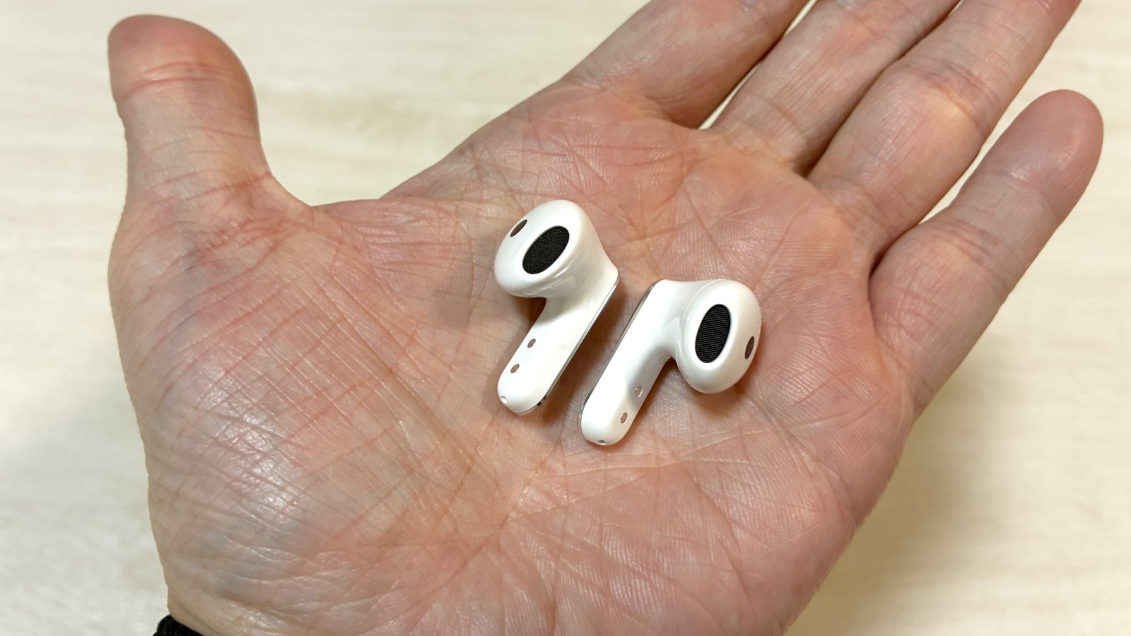 Plaud Oneのイヤホンを手のひらに乗せたサイズ感