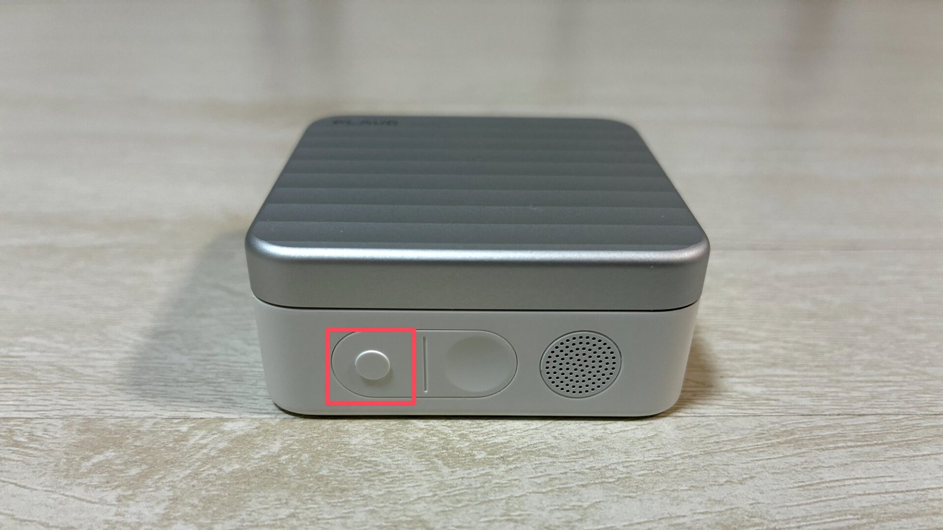 充電ケース正面の左側にあるAgentボタンを赤枠で示した写真