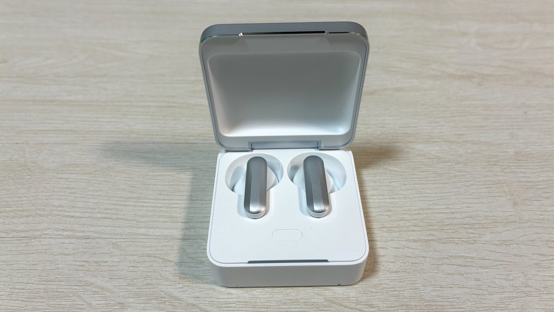 両方のイヤホンを収納してフタを開けた充電ケース