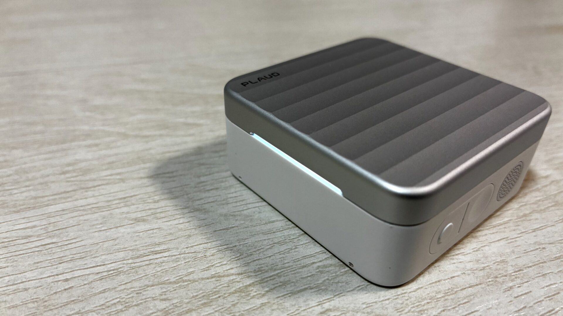 充電ケースで録音中に白く光るライトバー