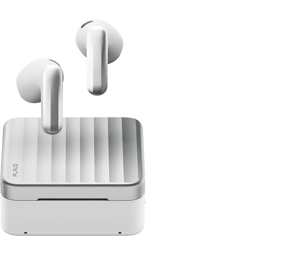 垂直な溝とロゴが入ったシルバーの蓋の充電ケースと、白いPlaud Oneワイヤレスイヤホン