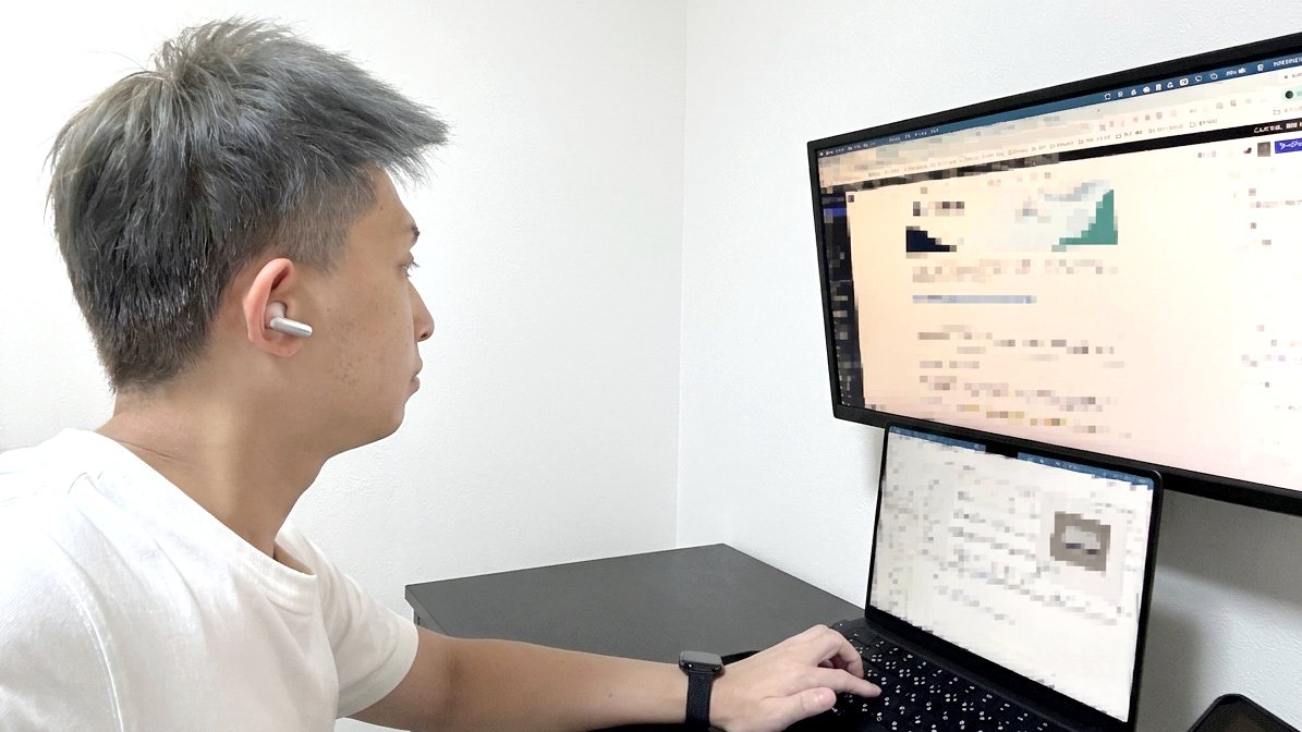 Plaud Oneを装着してパソコンで仕事をしている様子